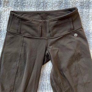 LULULEMON Crop Capris Stretchy Straight Leg Leggings Belt Loops Brown Women sz 2